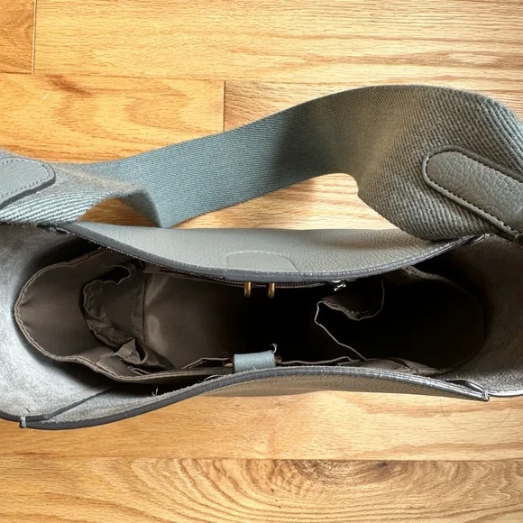 Celine Light Blue-Gray soft grained calfskin bucket Shoulder Bag with Wide Strap - Picture 5 of 7